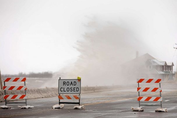 Blizzard, 'monster' lake effect snow band pummel New York state | GMA