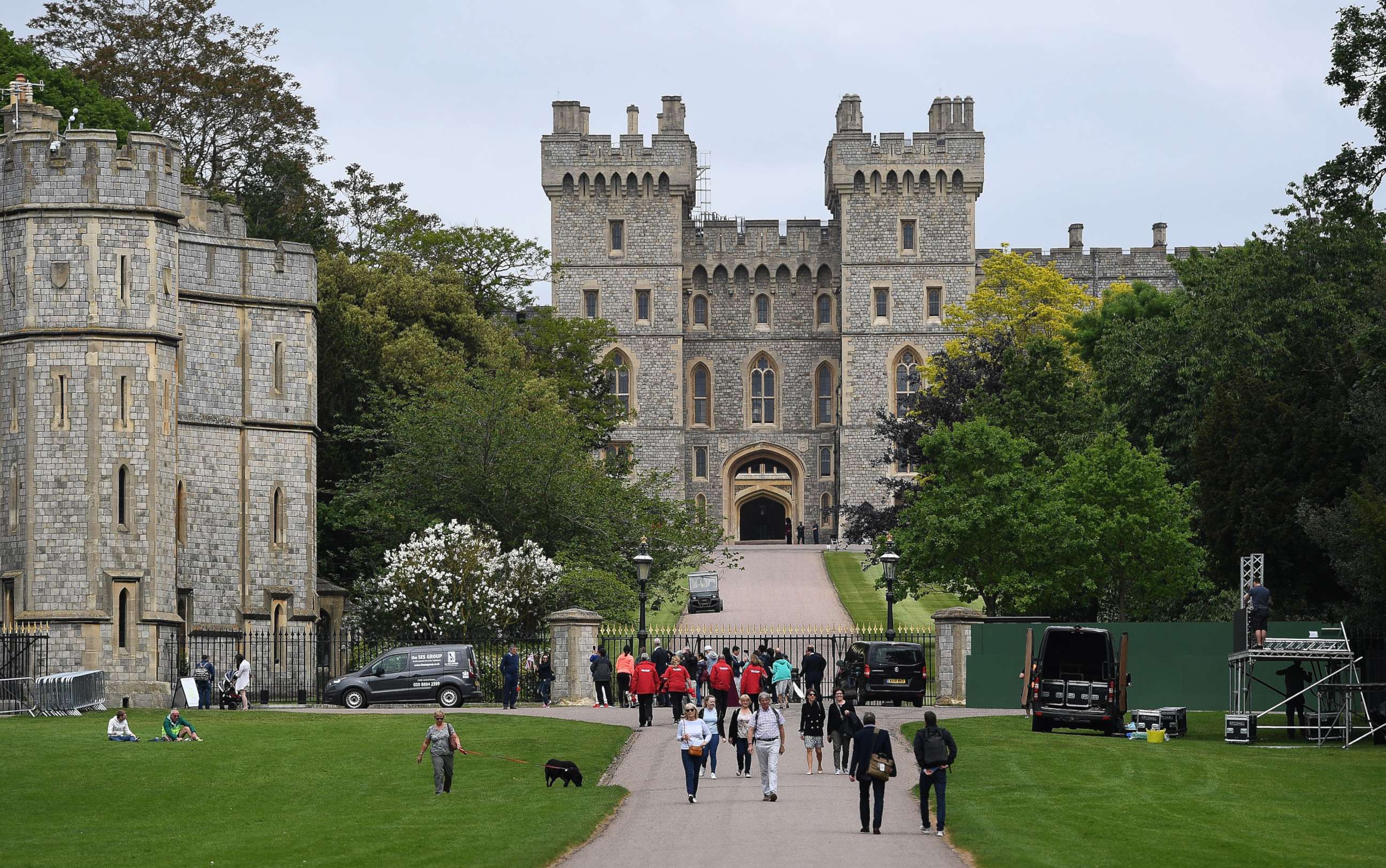PHOTO: People walk outside Windsor Castle in Windsor, U.K., May 16, 2018.