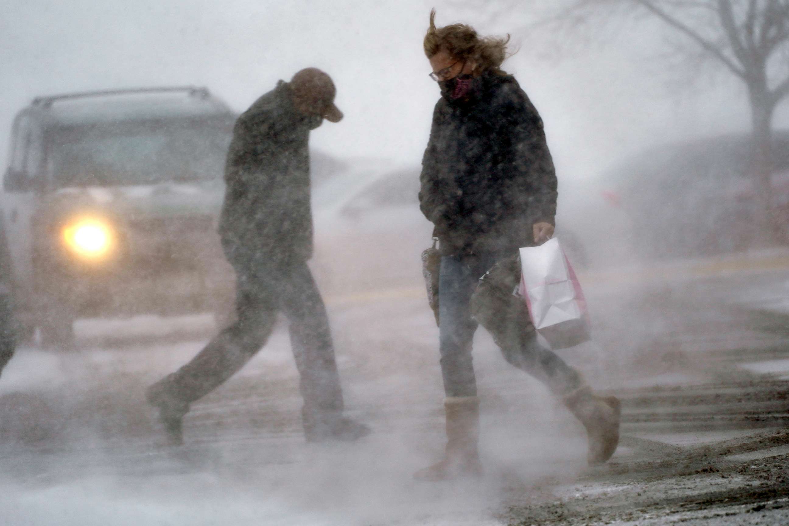 PHOTO: A shopper returns to her vehicle in blowing snow in Omaha, Neb., Dec. 23, 2020.