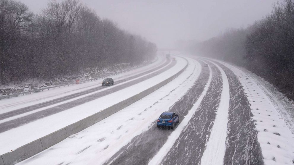 Photo: Vehicles travel on Interstate 44 as snow begins to fall and temperatures drop in St. Louis on December 22, 2022.