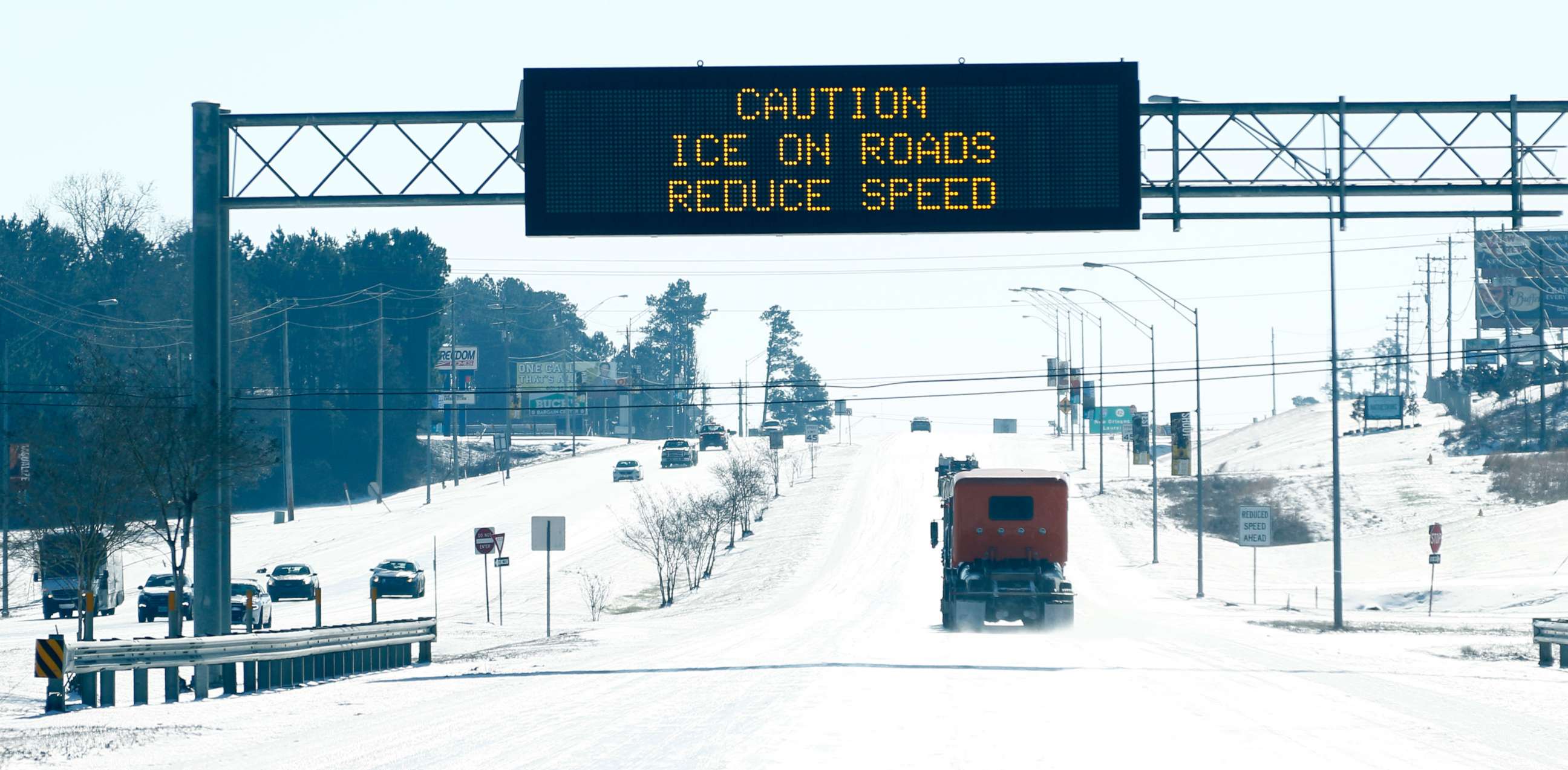 PHOTO: Motorists along Interstate 49 are prompted to heed the overhead warning sign of the danger of icy roads in Hattiesburg, Miss., Jan. 17, 2018.