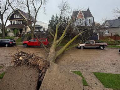 Fast-moving storms batter the Midwest, flooding streets and stranding commuters