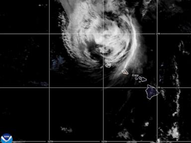 Hawaii's western islands hit by fierce winds and heavy rain from Hurricane Lowell