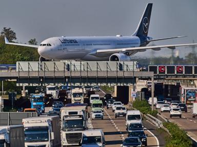 Havayolu şirketi Lufthansa, savaşın yakıt fiyatlarını ve arzını sıkıştırmasıyla 20,000 uçuşu iptal etti