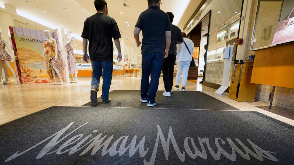 الشركة الأم لـ Saks Fifth Avenue تشتري Neiman Marcus مقابل 2.65 مليار دولار