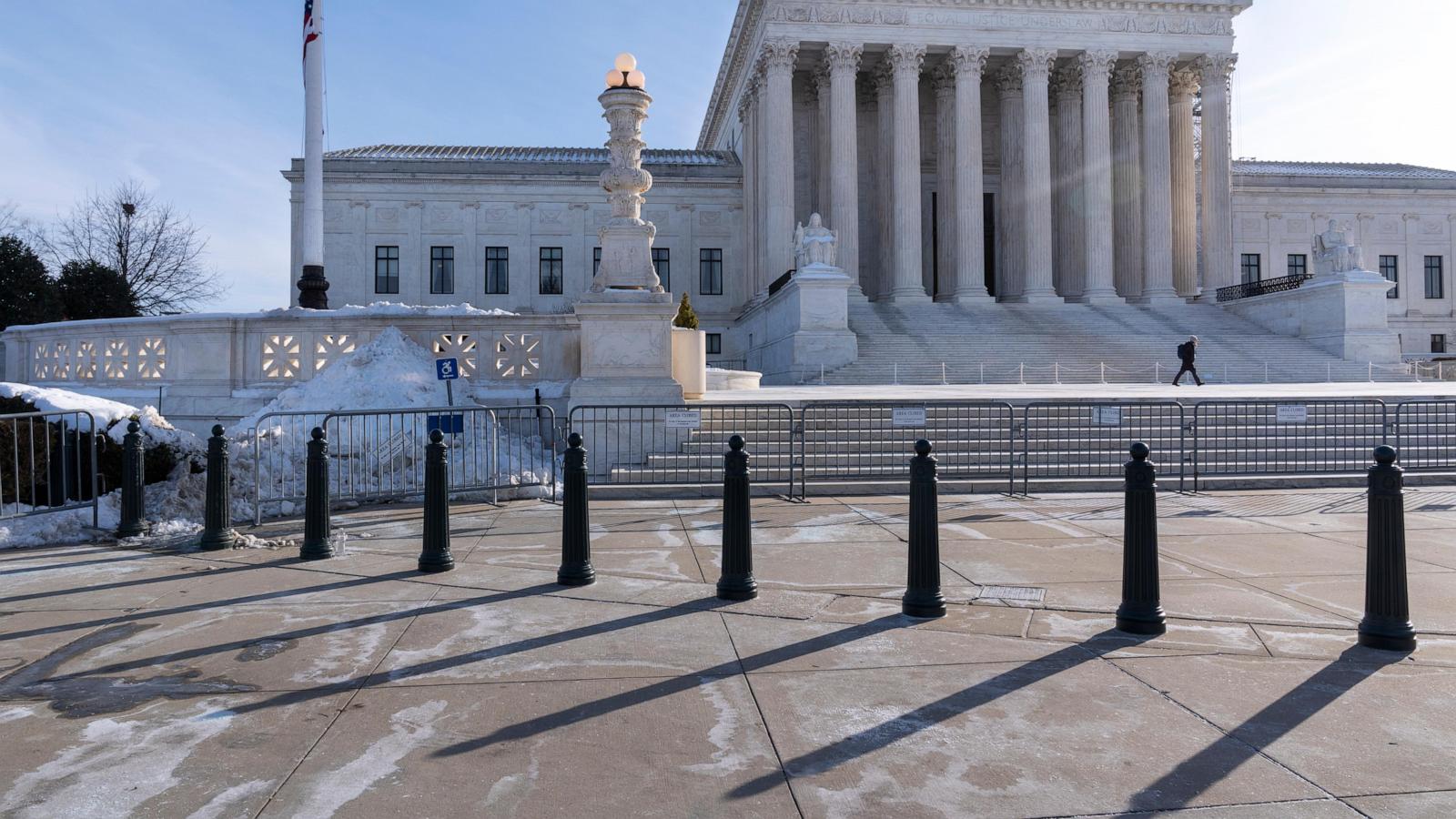 Supreme Court allows Trump to strip legal protections from 350,000 Venezuelans who risk deportation