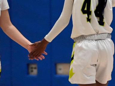 One-armed basketball player makes women's Division III history with basket