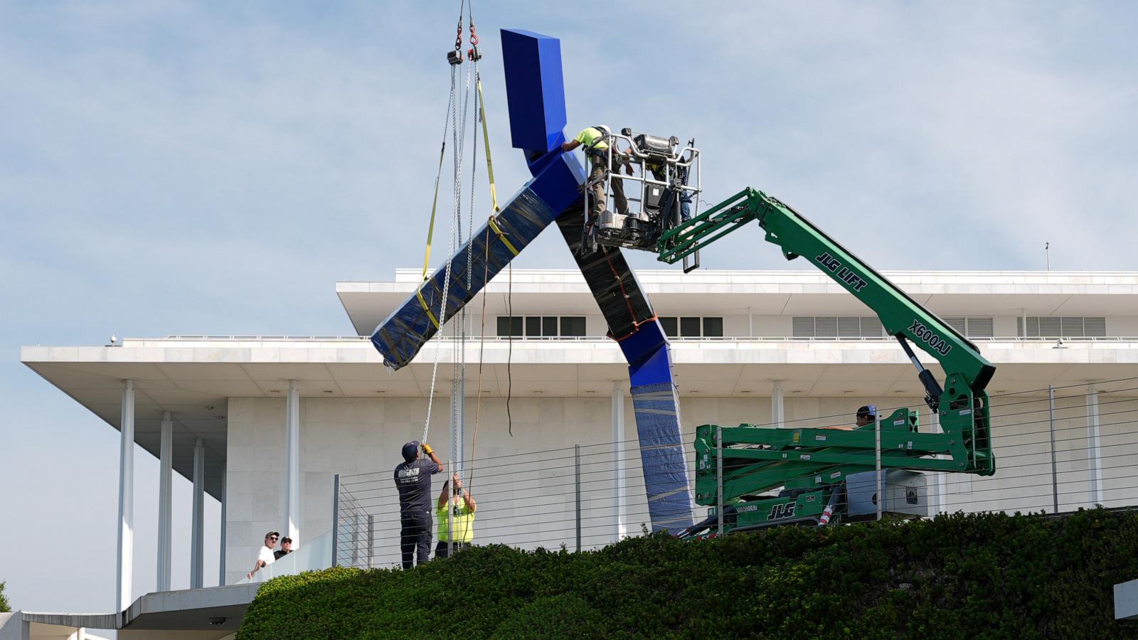 Kennedy Center disassembles 'Blue' sculpture from its grounds