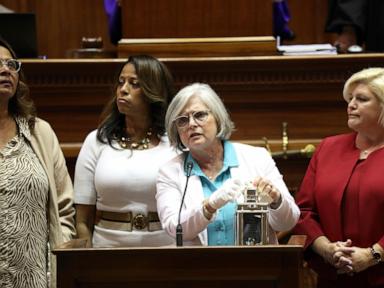 Number of women who are state lawmakers inches up to a record