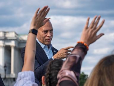 Jeffries says House Democrats reaching to flip Trump districts in attempt to repeat their 2018 sweep