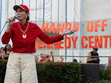 Thousands join protest outside Kennedy Center, expressing concern that Trump might tear it down