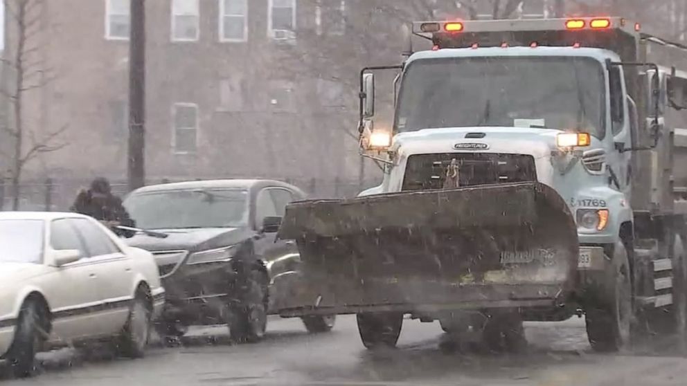 PHOTO: A snow plow drives down a Chicago, Illinois, street in the snow.