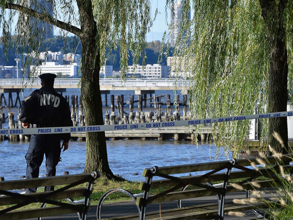 PHOTO: La police sur les lieux, le 24 octobre 2018, près de la rivière Hudson à New York, où les corps de deux femmes mortes, attachées avec du ruban adhésif, ont été retrouvés.