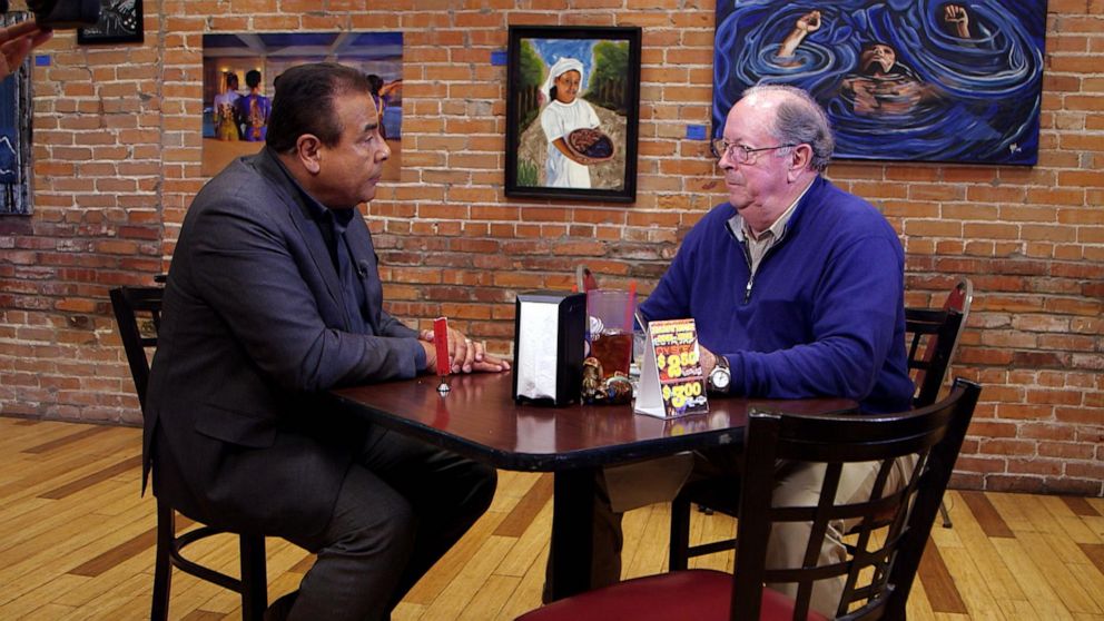 PHOTO: A diner speaks with John Quiñones about the immigration crisis in the U.S.