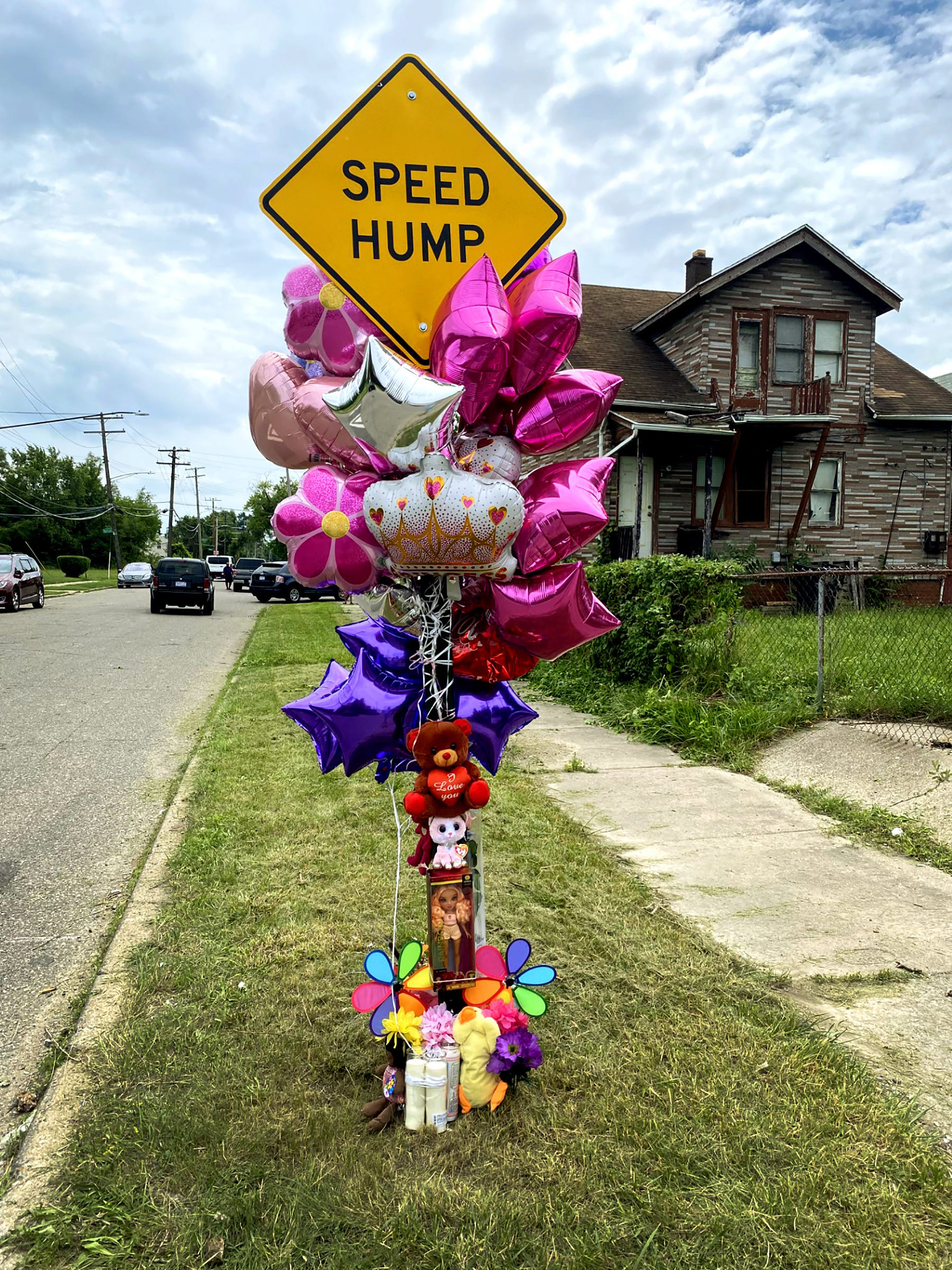 PHOTO: A memorial has been started and is growing near Olympia and Erwin the day after police confirmed the body of Wynter Cole Smith was found in an overgrown alley between homes near the intersection, in Detroit, Mich., on July 6, 2023.