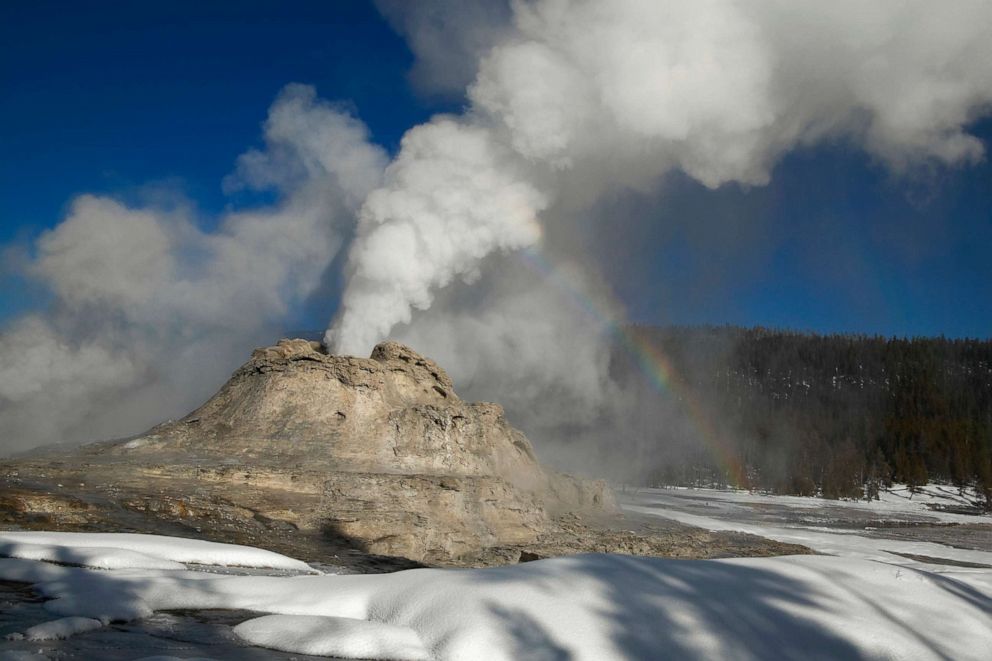 Photo : Castle Geyser est un geyser conique situé dans le bassin Upper Geyser du parc national de Yellowstone.