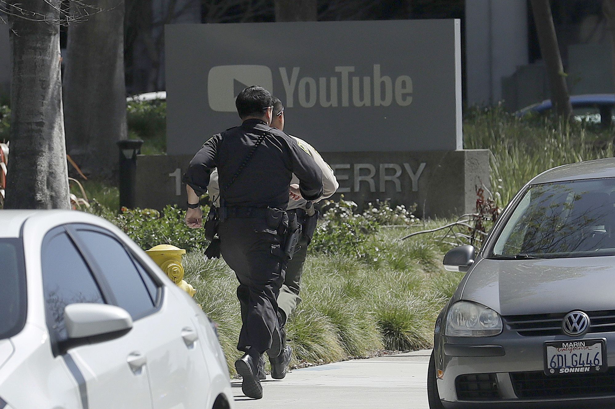 PHOTO: Officers run toward the YouTube offices in San Bruno, Calif., April 3, 2018.