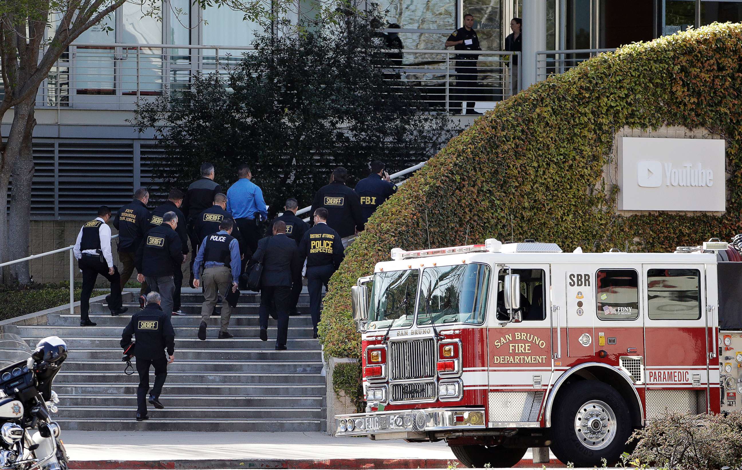 PHOTO: Law enforcement officials arrive at YouTube offices in San Bruno, Calif., April 3, 2018.