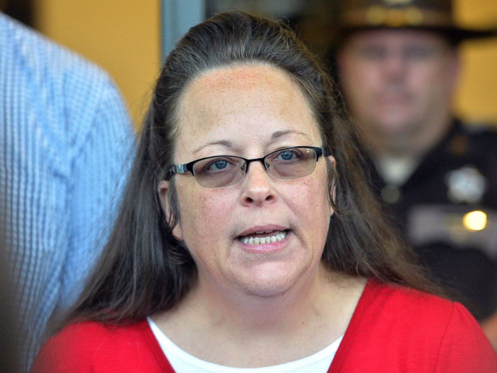 PHOTO: Rowan County Clerk Kim Davis makes a statement to the media at the front door of the Rowan County Judicial Center in Morehead, Ky., Sept. 14, 2015.