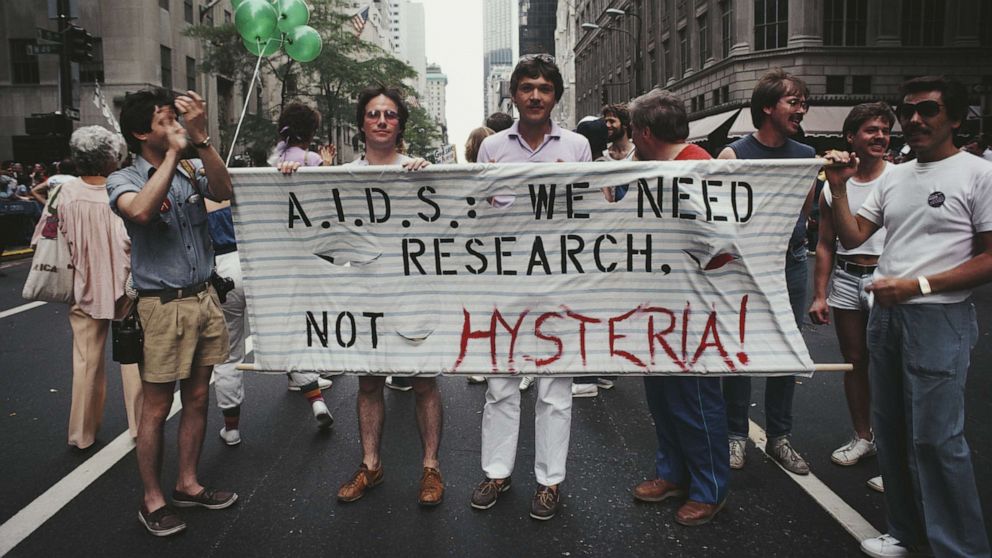 Sobrevivientes y activistas se manifiestan 40 años después del descubrimiento del sida