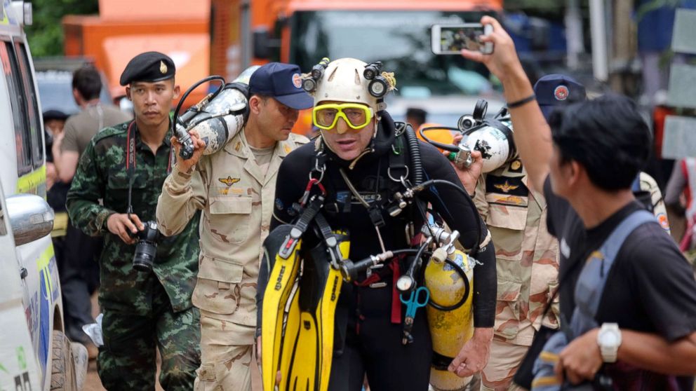 Experts cast doubt on proposed plan to have trapped soccer team scuba ...