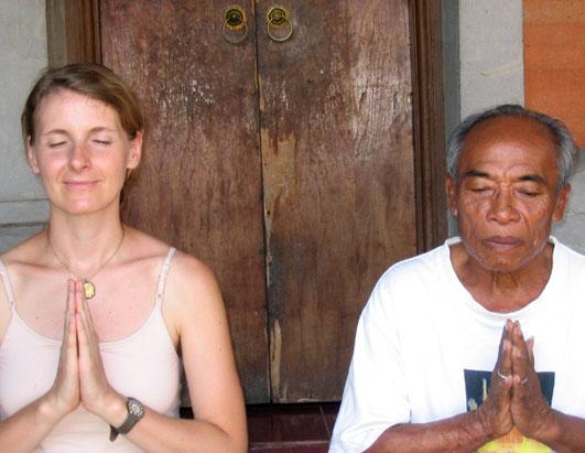 ht_liz_ketut_prayer_100812_ssh.jpg