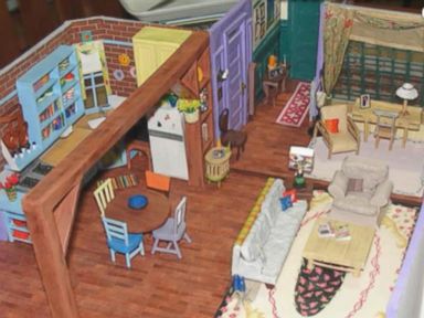 VIDEO: Artist and "Friends" superfan Bruna Salvador Conforto paid tribute to the TV show by recreating the famous New York City apartment out of paper. 