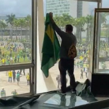 VIDEO: Calls to extradite Jair Bolsonaro