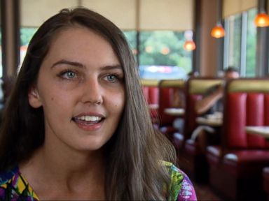 VIDEO: Waitress Pays for Breakfast