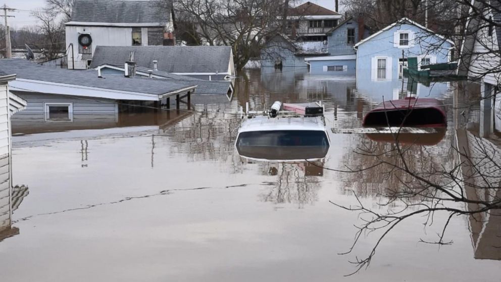 25 Lives and More Than 100 Homes Destroyed in Illinois River Flooding