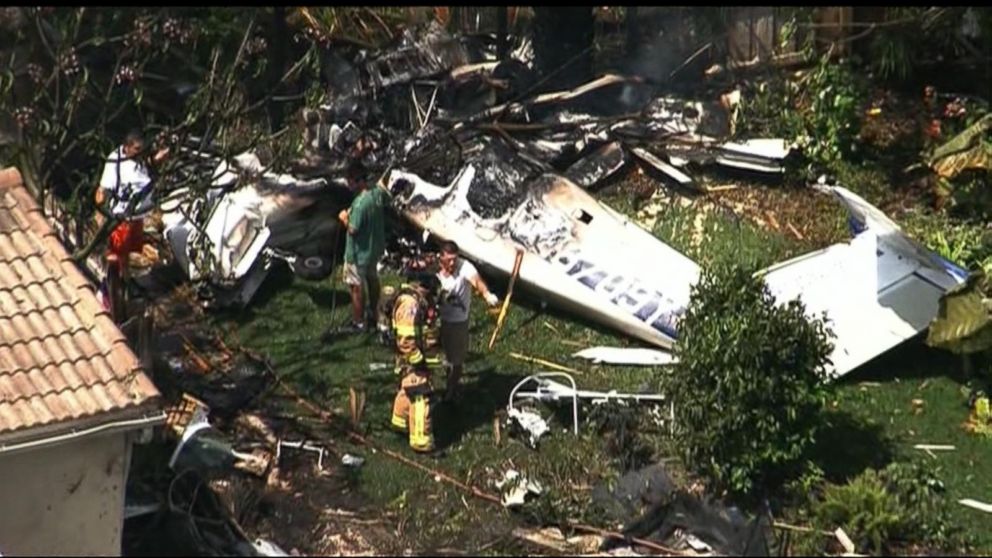 small-plane-crashes-into-house-in-florida-neighborhood-injuring-3-abc-news