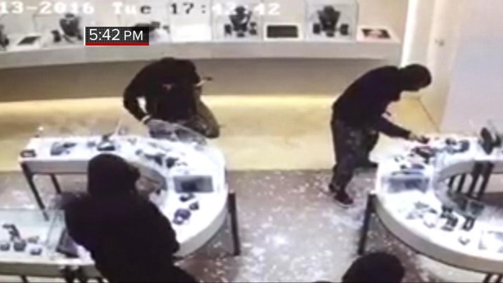 Smash and Grab Thieves Make Off With Over $1M in Jewels 