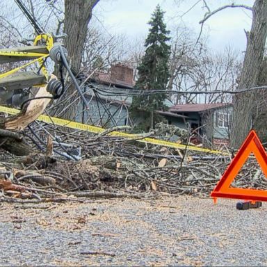 VIDEO: Race to clear roads as 2nd nor'easter heads east