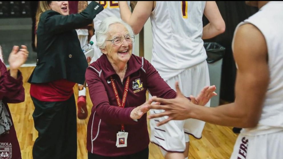 VIDEO: Loyola Chicago basketball team prays with 98-year-old Sister Jean before a big win