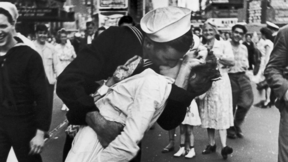 world war 2 kiss