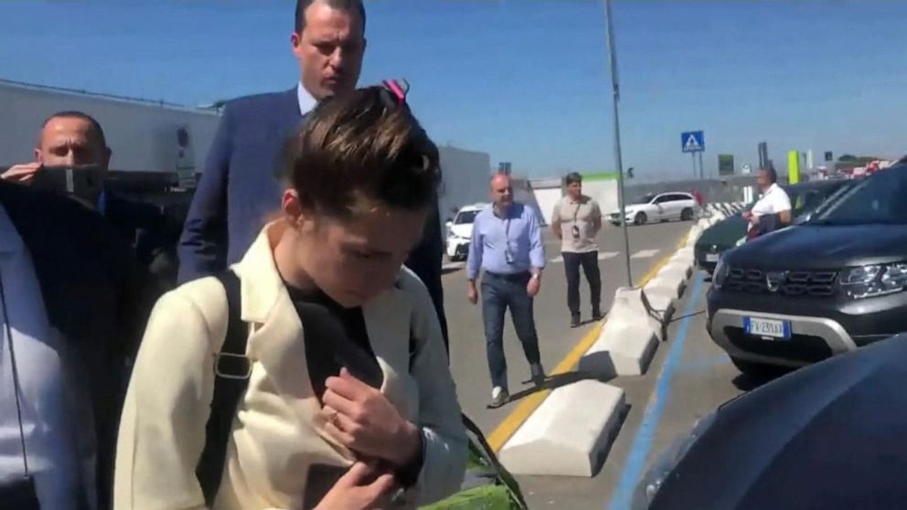 Video Amanda Knox Returns To Italy For First Time Since 2015 Acquittal ...