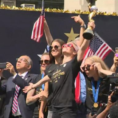 VIDEO: Thousands turn out in New York to celebrate US women's soccer team