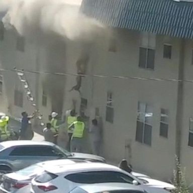 VIDEO: Team of roofers rescue 2 children from burning apartment building