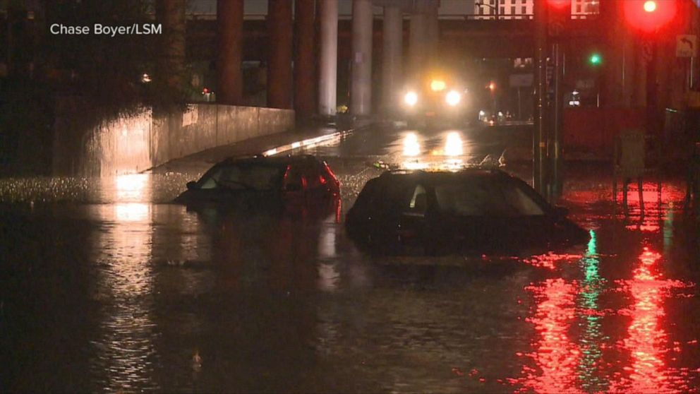 Heavy rain flash flooding hits Dallas leaving cars stuck