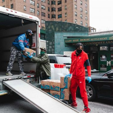 VIDEO: Volunteers distribute boxes of food in New York