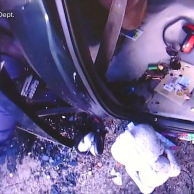 VIDEO: Police rescue 2 children trapped in wrecked car