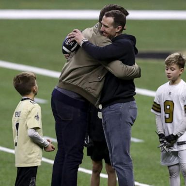 VIDEO: NFL’s 2 oldest quarterbacks share moment after the game