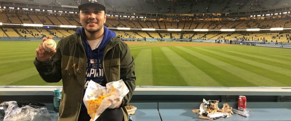 LA Dodgers' Justin Turner destroys a fan's nachos during a home run - ABC  News