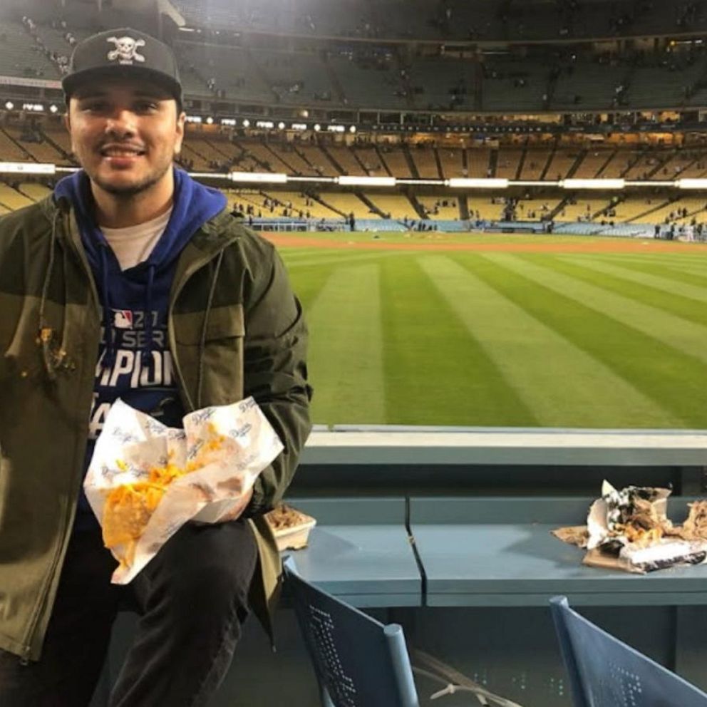 Dodgers' Justin Turner hits home run, destroys fan's nachos
