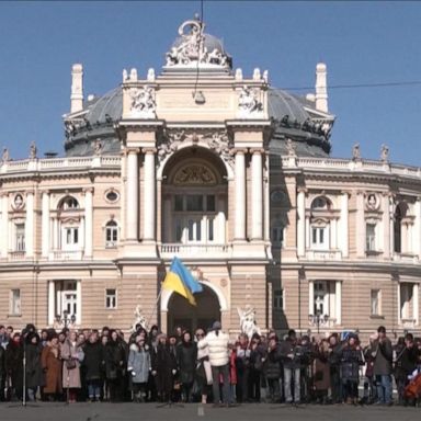 VIDEO: Ukrainian citizens join orchestra in singing national anthem 