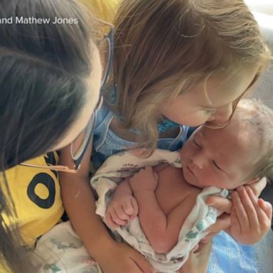 VIDEO: Lifeguard helps couple deliver a baby