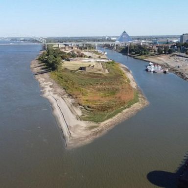 VIDEO: Mississippi River hits record low in Memphis, Tennessee 