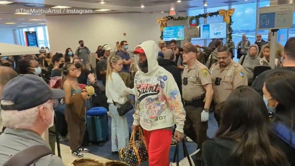 Video Nfl Star Odell Beckham Jr Removed From Airplane In Miami Abc News