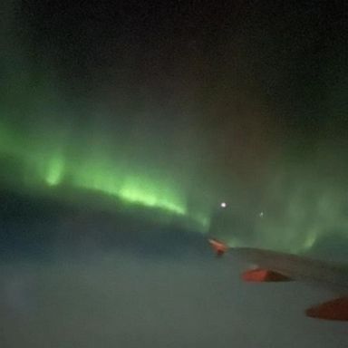 VIDEO: Pilot circles plane to show passengers northern lights