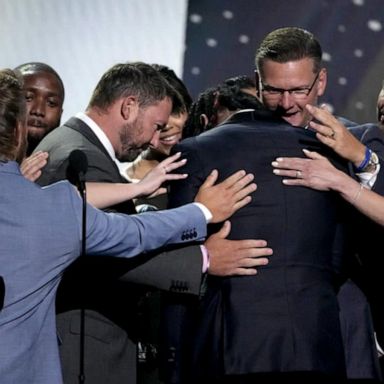 VIDEO: Damar Hamlin presents ESPY Award to trainers who saved his life